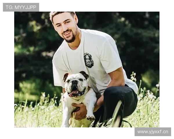 乔丹·汤普森这生活真是让人羡慕，他家的狗都比我家沙发奢华！