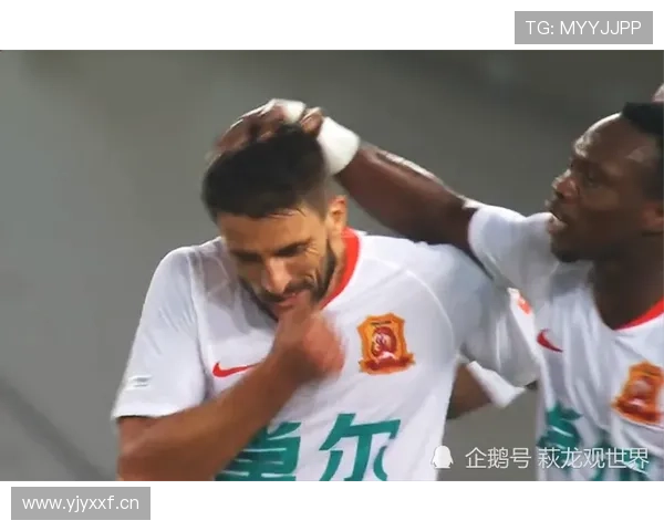 吕小军比赛时拼命一副狠人样，下场脱口秀像来饭局的老大哥一样笑嘻嘻的，完全两个世界